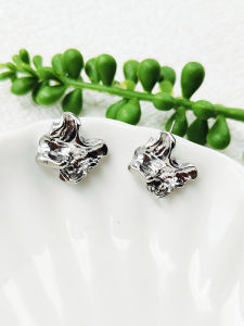 ต่างหูทรงสี่เหลี่ยมทรงกลมแบบมีรอยยับโลหะแฟชั่น ต่างหูทรงกรวยแบบไม่สมมาตร ต่างหูแบบเรียบง่าย ต่างหู C372