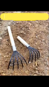 39cm Clam Rake with Mesh Net 5-Claw Carbon Steel Shellfish Picker Wooden Handle Seafood Digging Tool Beachcombing Garden Weeding Kalaykay Heavy Duty Clam Rake with Net Mesh 39cm Wooden Handle 5 Tines Steel Seafood Digger Shellfish Harvesting Rake