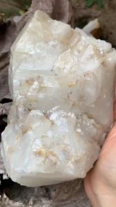 Viên đá Thạch Anh trắng vàng to lớn tự nhiên VỸ TRÚC tặng đế năng lượng vũ trụ cực mạnh 883