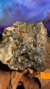 Bụi đá vàng Pyrite giàu có tự nhiên hình núi năng lượng Vũ trụ 575