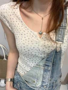 เสื้อยืดแขนสั้นผู้หญิงคอตตอนสีฟ้าดอกไม้สไตล์อเมริกันพร้อมกระดุม ทรงพอดีตัว ทรงเข้ารูป แขนสั้น ผ้าฝ้ายแท้