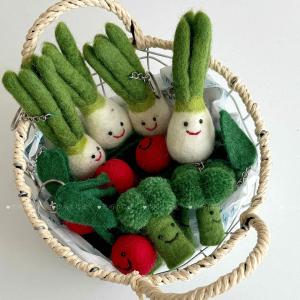 Handmade Wool Felt Bag Charm Vegetable Fruit Animal Womens Handbag Decorations Ins Animal Dolls Fashionable Bag Accessories