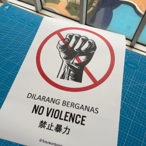 No Violence. Dilarang Berganas. 禁止暴力. Premium Sticker Prohibition Sign. Prohibited Notice Signage. Laminated Waterproof Scratch Resistant. Suitable for Indoor and Outdoor. Retro Special Unique Exclusive Design. Do Not Fight.