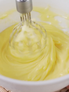 Wireless Cordless Hand Mixer with Smart LED Display Rechargeable Type-C 2-Speed Electric Egg Beater & Cream Whisk Ultra-Fast Whipping Portable Baking & Kitchen Tool 电动打蛋器
