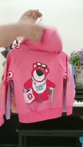 Áo khoác bé gái 10kg -38kg  họa tiết gấu dâu đáng yêu  chất vải da cá 4 chiều  nón phối sọc khóa kéo bằng kim loại sáng bóng