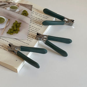 Stainless Steel Nail Clippers for Home Use: High-End Adult Manicure Tool with Anti-Splash Design for Personal Hygiene