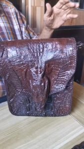 กระเป๋าสะพายหัวจระเข้ เป็นหนังหัวถึงกลางหลังเรียกว่าหนังม้วน