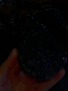 🇲🇾natural black shine crystal with random stand base ⭐️闪闪闪blingbling✨ 异象龙蛋😍 就是如视频里一样闪⬇️ 异象结晶小爆花 双色蓝红玛瑙边 💯原矿玄武岩   (🆓随机附送底座、如定制实木底座另加RM35)👈🏻optional  蛋高height: 10.5cm  宽width: 7cm x 5.5cm  净重raw weight: 0.57kg