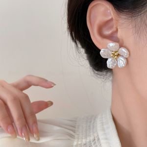 French Vintage Pearl Flower Earrings Womens Fashion 2025 New Lightweight Luxury Unique Design Stylish Ear Jewelry