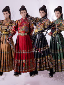 ฤดูใบไม้ผลิ Court ผู้ชายและผู้หญิงจับคู่เสื้อ Hanfu ปักชุดฝังเกล็ดปลา Fly Patterned Robe