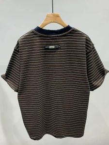 เสื้อยืดแขนสั้นลายทางสไตล์อเมริกันสำหรับผู้ชาย ทรงหลวม ลำลอง สำหรับฤดูร้อน พิมพ์ลายเสื้อตัวบน ผ้าโพลีเอสเตอร์ ปกติ