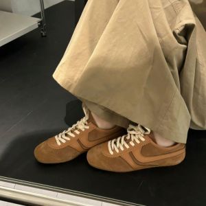 รองเท้าผ้าใบผู้หญิงแบบสวมลำลองผิวหนังแท้สไตล์ใหม่ฤดูใบไม้ร่วง/ฤดูหนาว รองเท้าส้นแบนแบบสวมลำลองสไตล์ย้อนยุคสำหรับผู้หญิง