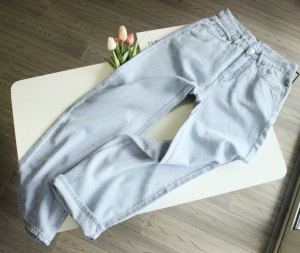 ขายาวทรงบอย ผ้าด้าน เนื้อผ้ามส่สบายไม่หนา แต่งขาพับสียีนส์ฟอกอ่อน ขากระบอกเล็กกําลังสวย ค่ะ