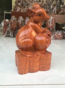 Tượng chuột ôm bị tiền phong thủy gỗ hương đá kt 25/13/95