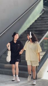 Set polo nữ form rộng cotton màu đen và kem cá tính