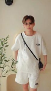 ชุดคู่ ชุดเซ็ทผู้ชาย มินิมอล เสื้อแขนสั้น กางเกงขาสั้น ปั๊มลายนูน ผู้ชายและผู้หญิง แฟชั่นเกาหลี เที่ยวทะเลผู้ชาย TZ41