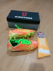 Paket Komplit Sepatu Bola & Kaos Kaki Anak Usia 6-10 Tahun