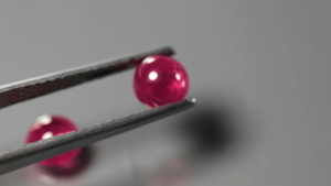 3.10 ct (น้ำหนักรวม 1 คู่) พลอยแท้ พลอยแดง (Heated Ruby) เผาเก่า สีแดง ทรงกลมหลังเบี้ย จอห์นสัน เคนยา