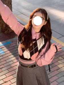 ชุดเสื้อกั๊กถักคอโปโลแขนยาวสองชิ้นสไตล์ฤดูใบไม้ร่วงใหม่สำหรับผู้หญิง ชุดเสื้อสเวตเตอร์ลายเพชรสไตล์วิทยาลัย