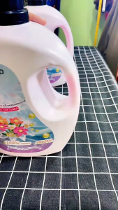 HOWO น้ำยาปรับผ้านุ่ม แคร์ ไลฟ์เซ้นท์ สูตรเข้มข้นพิเศษ กลิ่นโรแมนติกคิส ขนาด 5000 มล. หอมสดชื่นแม้ตากผ้าโดยไม่มีแดดตากในร่ม สำหรับการใช้งาน 2/4ขวด