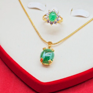 ของขวัญวันแม่ ชุดเครื่องประดับหยกล้อมเพชร สร้อยคอทองลายกระดูกงูกลมห้อยจี้ และแหวนเข้าชุด เสริมบารมี ใส่ออกงานได้