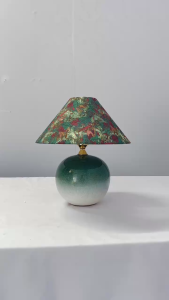 Đèn Bàn Với Thiết Kế Ấn Tượng