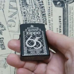 Bật Lửa Zippo Đen Bóng Kỷ Niệm 65 Năm Giai Đoạn 1932 - 1997 ( Tặng Đá Bấc ) Hộp Quẹt Zippo Độc Lạ