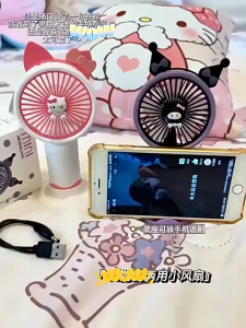 Aqrau 🔥มีหลายรูปแบบ🔥🎀🎀Sanrio พัดลมมือถือพัดลมมือถือแบบพกพา พัดลมมือถือขนาดเล็กชาร์จ USBการออกแบบที่เรียบง่ายพัดลมไฟฟ้าตั้งโต๊ะขนาดกะทัดรัดของขวัญสําหรับฤดูร้อนระบายความร้อนส่วนบุคคลที่สะดวกfan🎀🎀มีสินค้าเพียงพอสำหรับการจัดซื้อขนาดใหญ่