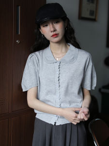 เสื้อสเวตเตอร์คอปกไหมพรมแขนสั้นสีเทาเนื้อนุ่มสไตล์ย้อนยุค ทรงสลิมฟิต ผ้าฝ้ายผสมโพลีเอสเตอร์ ฤดูร้อน 2025