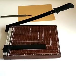 แท่นตัดกระดาษ มีดตัดกระดาษ เครื่องตัดกระดาษ แบบไม้เนื้อแน่น A4 ราคาถูก คุณภาพดี ขนาด 12x10 แท่นตัด แท่นตัดกระดาษ แท่นตัดฐานไม้ เครื่องตัดกระดาษ Paper Trimmer ขนาด เครื่องตัดกระดาษ แบบดิสก์ แท่นตัดกระดาษ เครื่องตัดกระดาษแบบรูด ใบมีดตัดกระดาษ A4Paper Cutter