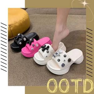 NDDshop มาใหม่พร้อมส่ง  รองเท้าแตะแฟชั่น เป็นงานเสริมส้น แต่น้ำหนักโคตรเบา ตรงตัวสวมมีรูสามารถติดการ์ตูนได้ รุ่นนี้แถมฟรี การ์ตูนติดสุดเกร๋ สาวๆห้ามพลาด