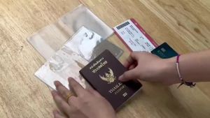 ปกหนังสือเดินทางกันน้ำ พลาสติกนุ่ม ซองใส่พาสปอร์ตป้องกันฝุ่น มีช่องใส่บัตร เคสพาสปอร์ตใช้งานง่าย Passport Cover Durable A076