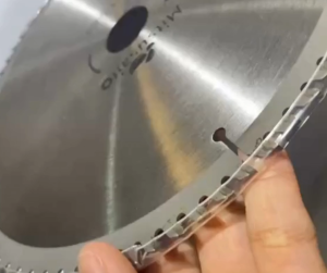 ใบเลื่อยวงเดือน 9 นิ้ว 80 ฟัน ฟันคาไบด์ ใบตัดไม้คุณภาพสูง