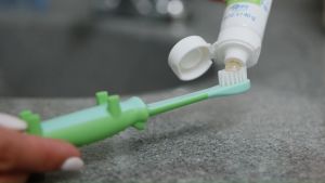 [ HG059 ] Bàn chải đánh răng Dr.Browns hình con cá sấu cho trẻ từ 1-4 tuổi