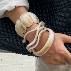 Ingemark 3 รูปแบบElegantเรซิ่นอะคริลิคเรขาคณิตกําไลข้อมือผู้หญิง 2025 ใหม่แฟชั่นBohoสร้อยข้อมือกว้างความงามY2Kเครื่องประดับ