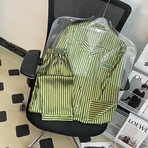 YF15 มาใหม่ ส่งจากไทย แขนยาว+ขายาว ผ้าซาตินชุดนอน ชุดนอนแฟชั่นสไตล์เกาหลี ชุดนอนน่ารัก สามารถสวมใส่ได้ทั้งชายและหญิง