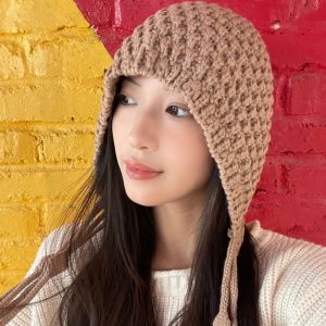 Mũ Len Đan Thủ Công Màu Đỏ Có Tua Rua Mũ Bảo Vệ Tai Mùa Đông Cho Nữ Mũ Trùm Đầu Thời Trang Dây Buộc Mũ Tròn Không Viền