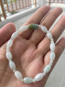 สร้อยข้อมือหยกดิบแท้ Jadeite Type A สีขาวเนื้อไอซ์ซี่ทรงเมล็ดข้าวคั่นด้วยปี่เซี๊ยะหยกดิบแท้สี Oceanblue ติดสีทอง