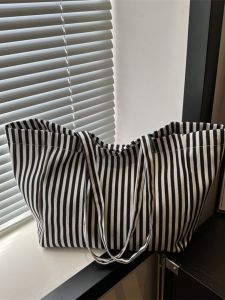 กระเป๋าถือผ้าแคนวาสความจุขนาดใหญ่สำหรับผู้หญิง กระเป๋าสะพายไหล่ลายทางแบบลำลอง กระเป๋าถือผ้าแคนวาสลายทางสไตล์เกาหลีใหม่ 2024