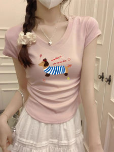 เสื้อยืดแขนสั้นคอวีพิมพ์ลายหมาสั้นสีชมพูสำหรับผู้หญิงในช่วงฤดูร้อน เสื้อตัวบนทรงเข้ารูปเอวเข้ารูป ทรงเข้ารูป เสื้อผ้าทำงานสไตล์เกาหลี