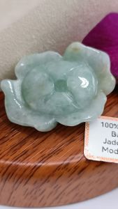 ❤️100% Authentic Brand New Set "A" grade Burmese jadeite flower shape pendant good translucency suffused with light green yellow gold cloud *No stain No crack *No chemical or acid treatment *Free original authenticated certificate *Free gift box