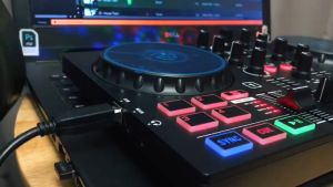 Numark Partymix 2 - Bàn DJ Giá Rẻ Tích Hợp Đèn Cảm Biến RGB