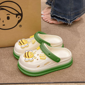 รองเท้าแตะรูรูปผึ้งน่ารักสำหรับผู้หญิง ฤดูร้อน 2025 รองเท้าแตะชายหาดกันลื่นพื้นหนาสำหรับใส่กลางแจ้ง รองเท้าแตะแบบสวมหัวแบบสวมหัว