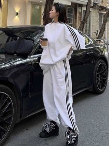 ชุดกีฬาแขนสั้นหลวมๆ สำหรับผู้หญิงในช่วงฤดูร้อน ชุดสองชิ้น ทรงหลวมๆ สไตล์ฮ่องกง ชุดกีฬาลำลอง สวมใส่สบาย