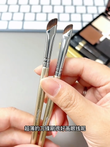 GUOXIAONIU Rose Gold Scythe - Angled Eyeliner Brush - Blade - shaped Ideal for Lower Lash Line Under - eye Bag and Eyebrow Detailing