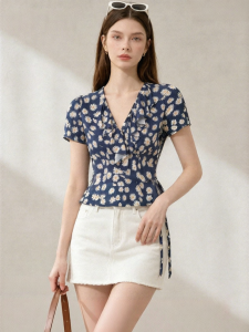 D-PLAY | Floral Print Summer Shirt Slim Fit Short Hem with Ruffles and Tie Waist