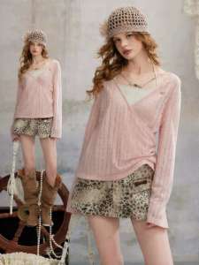 unifree | Bộ Áo Thun Tay Dài V Neck Kẻ Sọc Màu Hồng và Quần Short Trắng