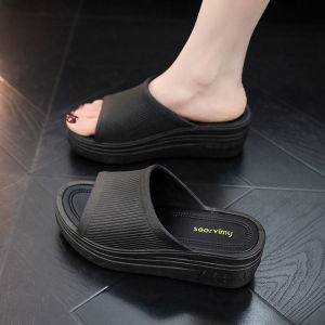 รองเท้าแตะส้นสูงสำหรับผู้หญิงในช่วงฤดูร้อนที่สวมใส่สบายและมีสไตล์สำหรับกลางแจ้ง รองเท้าแตะพื้นหนาป้องกันการลื่นเพื่อความสูงขึ้น รองเท้าแตะแบบสวมสบายสำหรับฤดูร้อน