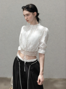 Cantonstory | Áo Blouse Ôm Body Tay Ngắn Cổ Xẻ Dây Ren Pháp