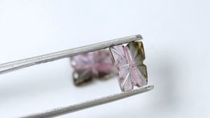 1.95 ct พลอยแท้ ทัวร์มาลีน แกะสลัก สีเขียว ชมพู 1 คู่ (Watermelon Tourmaline)